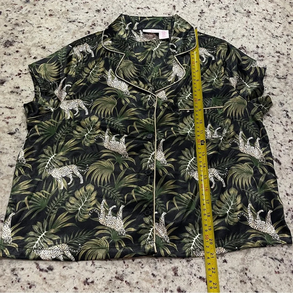 Tommy Bahama Pajama Top Size Medium Jungle Animal Print Sleepwear Button Front - Picture 6 of 7